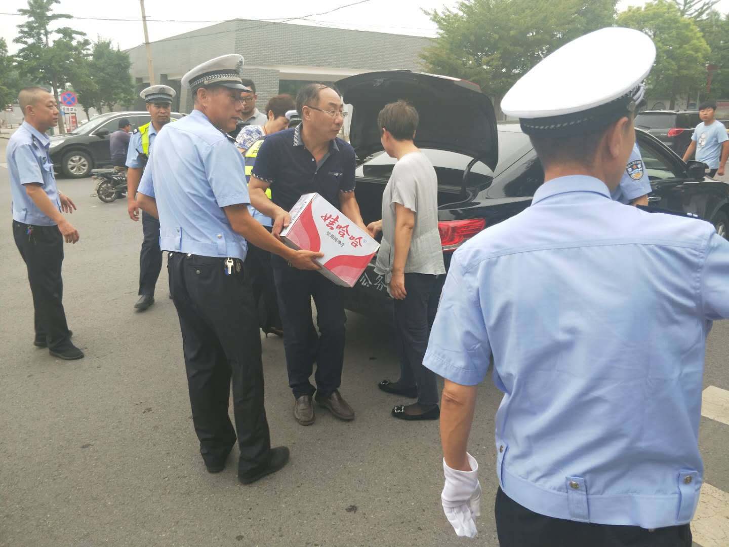 交警战酷暑 爱心送清凉 民建秦皇岛市山海关区委慰问交警纪实