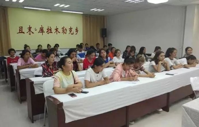 克勒克乡团委开展返乡学生"双读"朗诵比赛托格拉克勒克乡团委开展返乡