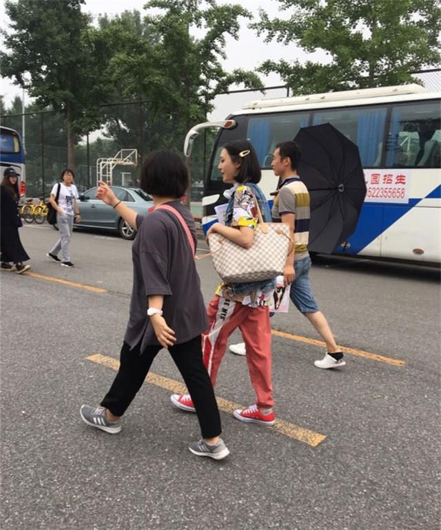 網友偶遇鄭爽校園騎自行車，大讚她真人太漂亮了！ 娛樂 第2張