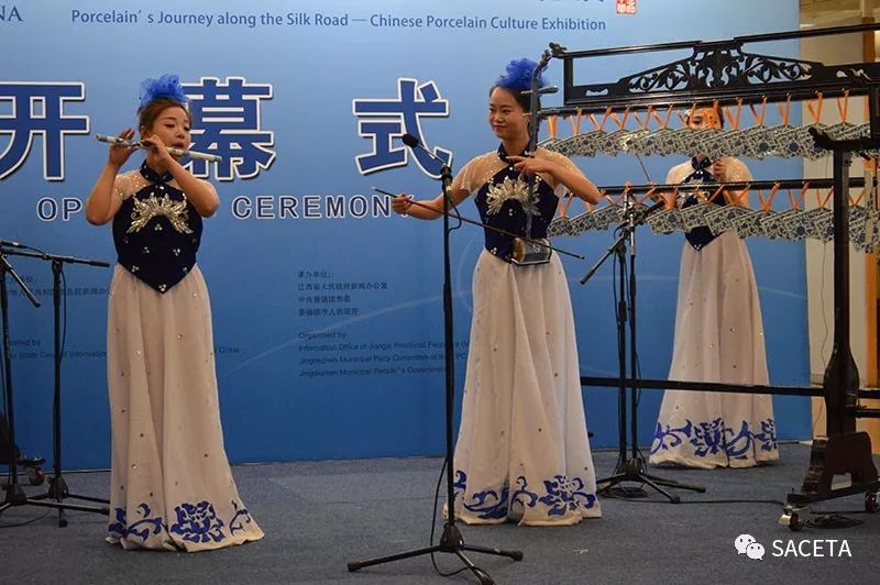 女子瓷乐队以青花瓷为乐器,为来宾演奏了中国传统民乐和非洲名曲.