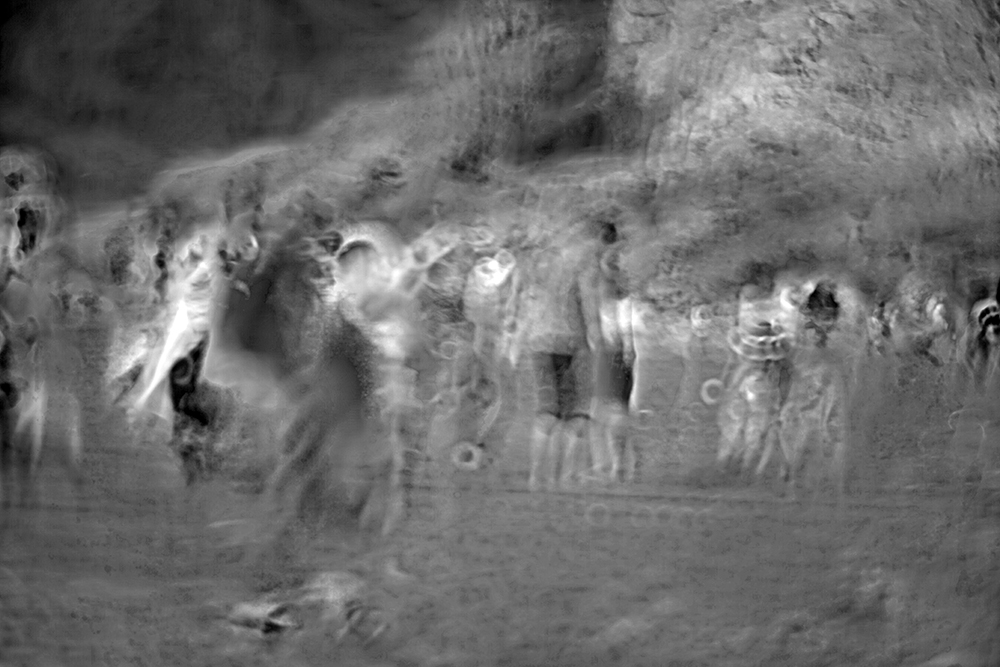 陈世君的系列摄影《游荡的灵魂》告诉我们的是灵魂转移瞬间的现象,他