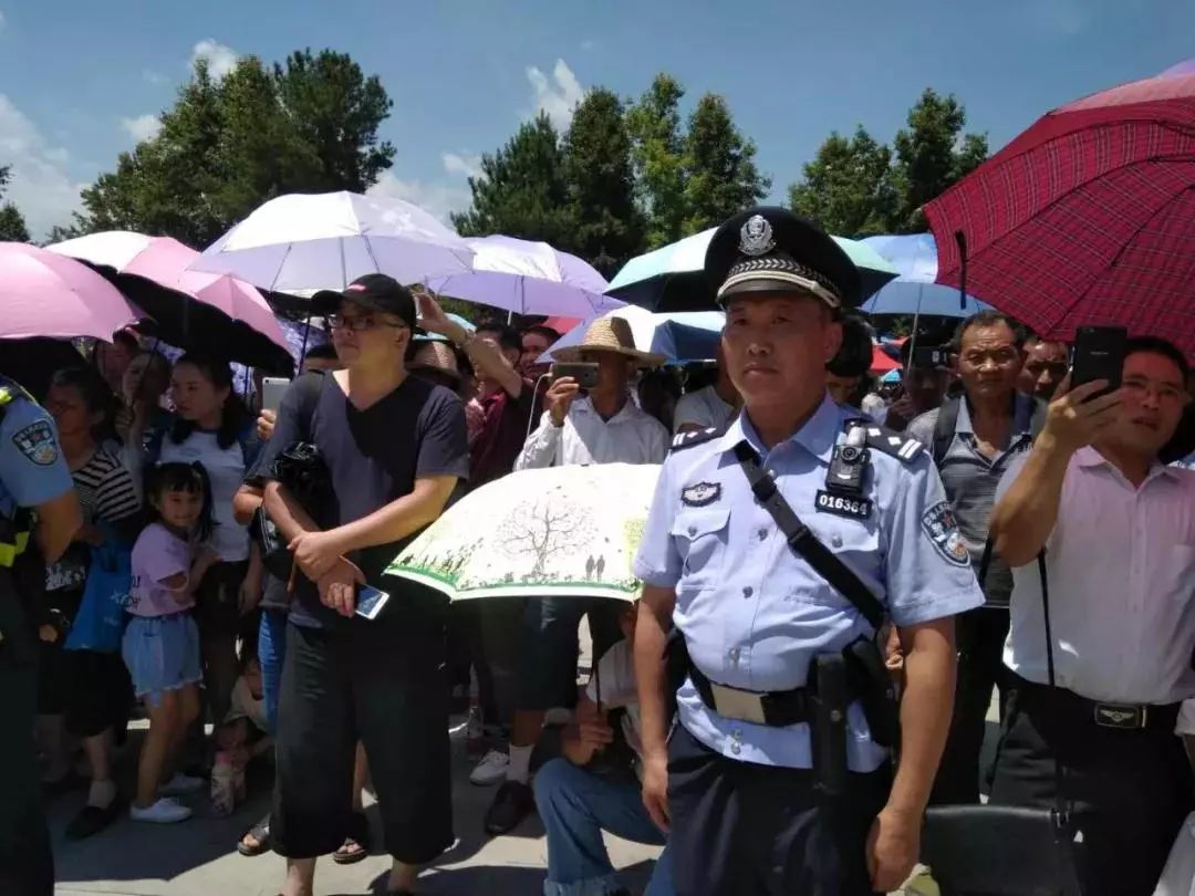 今天,天公作美,晴空万里,在都匀市王司五寨村,处处人头攒动,山歌飞扬