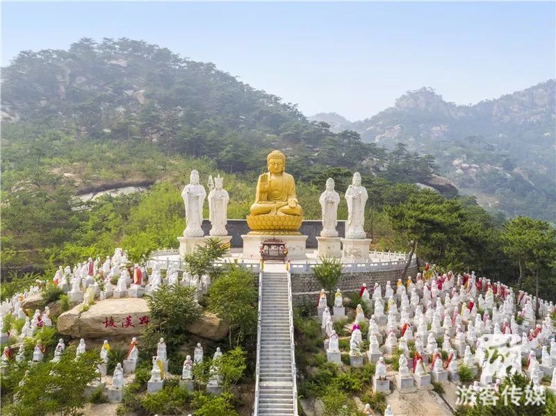 锦州依山傍海,境内旅游资源十分丰富,景区景点众多,山海林泉寺齐备,以