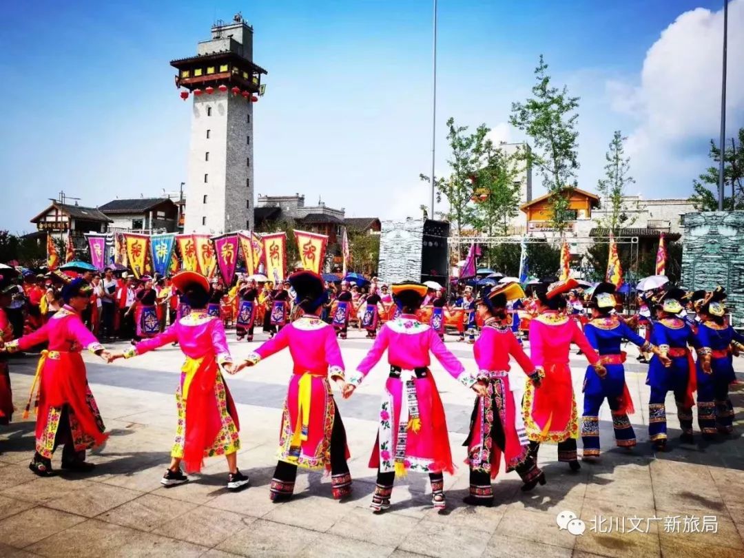 禹王神像面前,祈祷风调雨顺的羌族人民美丽的羌族姑娘和帅气的羌族