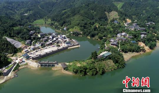 7月18日,航拍广西柳州市融安县长安镇安宁村大袍屯,依山傍水.