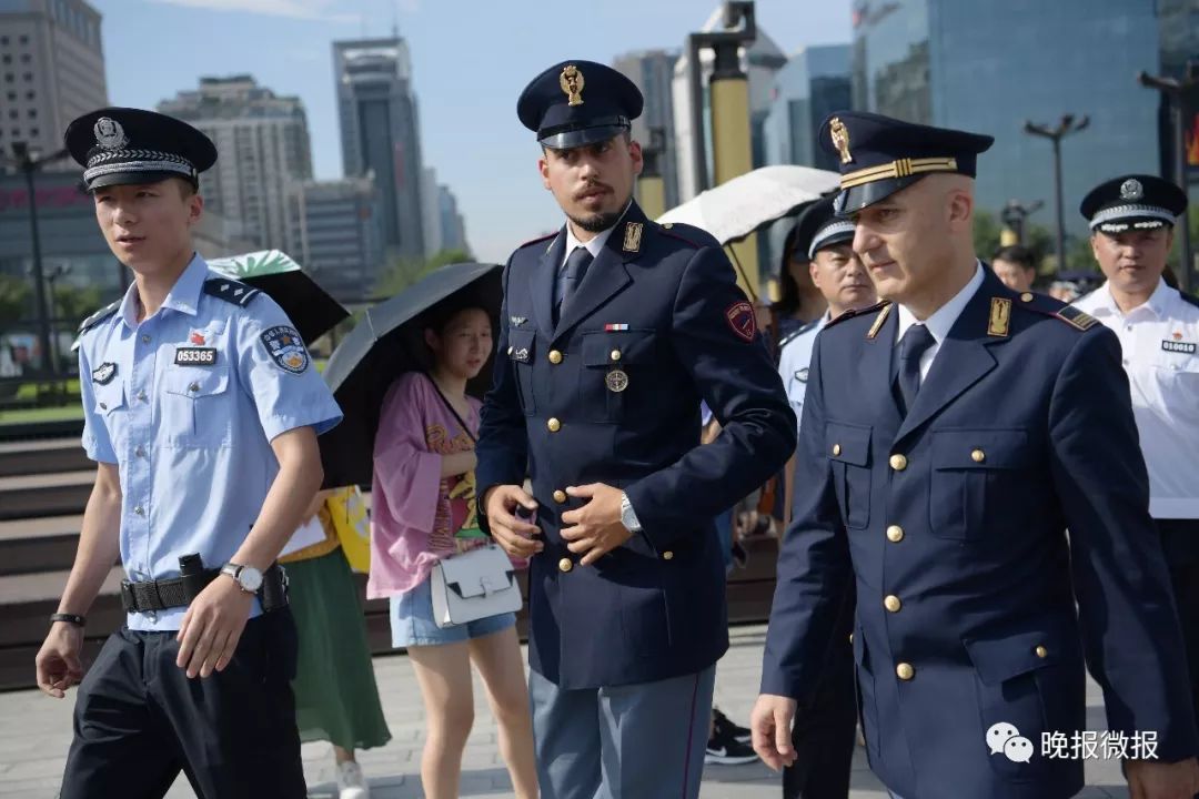 前方有帅哥,快来围观!意大利警察西安街头巡逻引超高