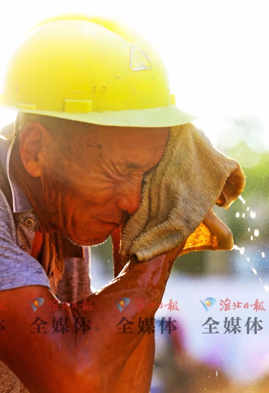 相山区三堤口朱庄社区老旧小区改造项目工地上 ,工人挥汗如雨.