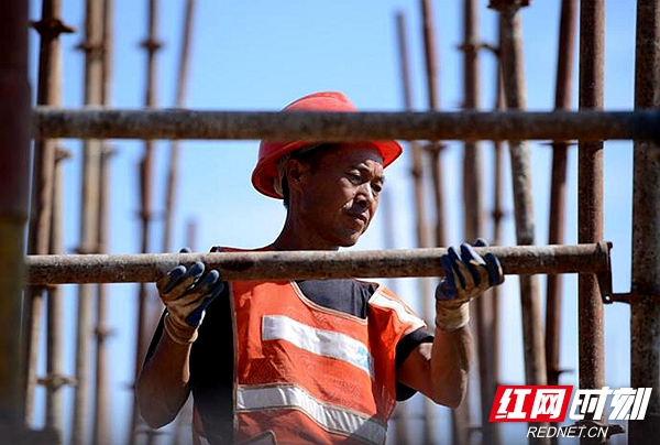 烈日下的湘潭劳动者:产业项目建设工地工人