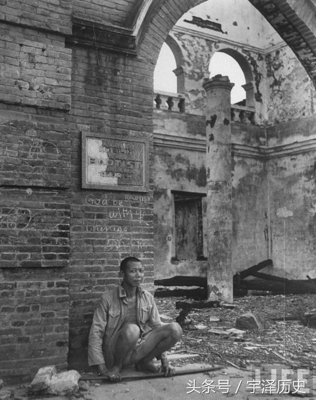 当时的桂林遍地废墟满目苍夷,图为一个难民蹲在被炸毁的教堂门前,眼神