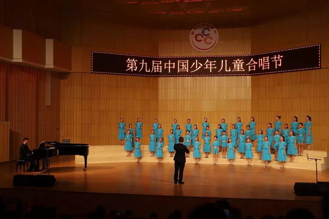 来自于福建省福清市实验小学的"福桑花"合唱团为我们带来了《飞向蓝天