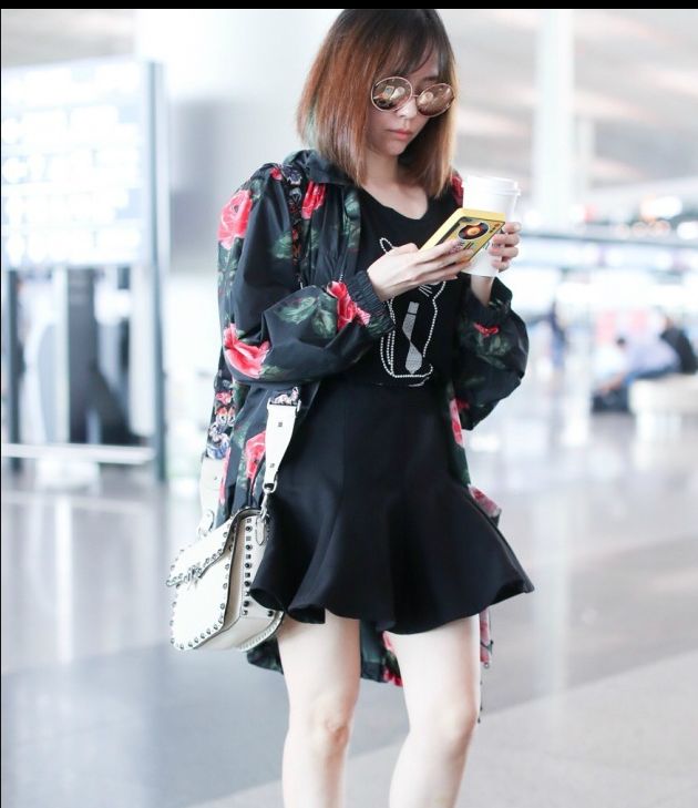 張靚穎身穿黑色短裙搭配印花外套現身機場 拿一杯星巴克仙氣十足 娛樂 第11張