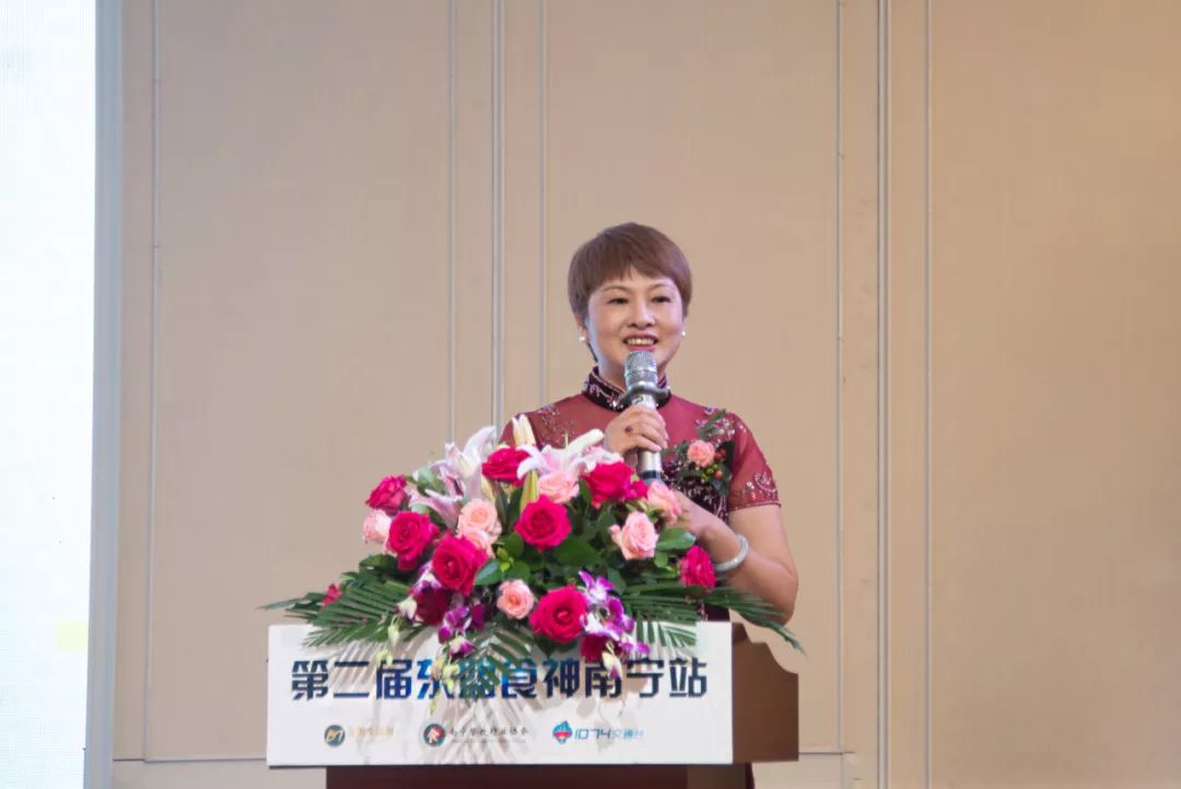 南宁餐饮行业协会会长温美兰女士表示"南宁餐饮企业应该报团发展