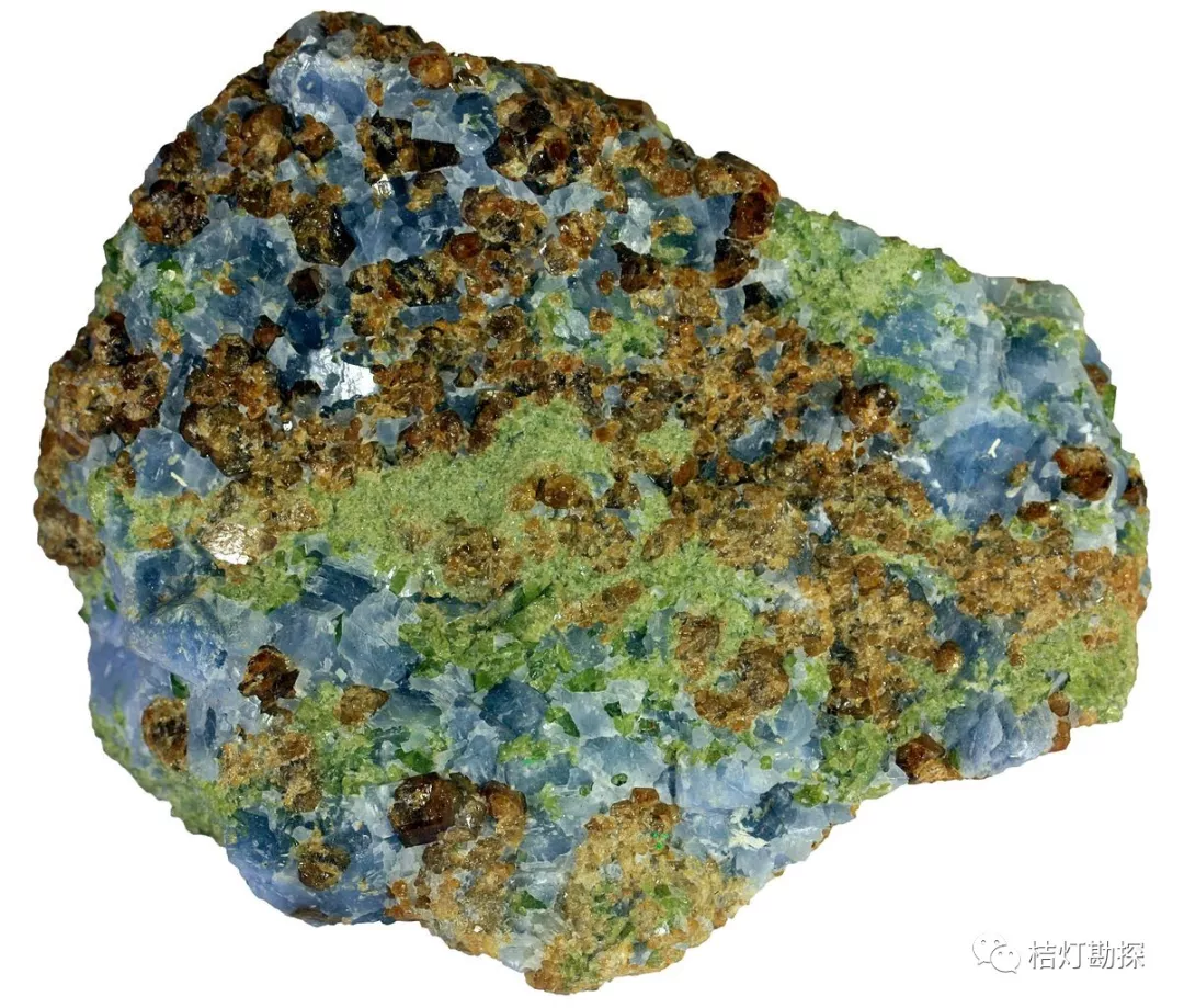 蓝色矿物为方解石,棕色矿物为石榴子石,绿色矿物为辉石.标本宽6cm.