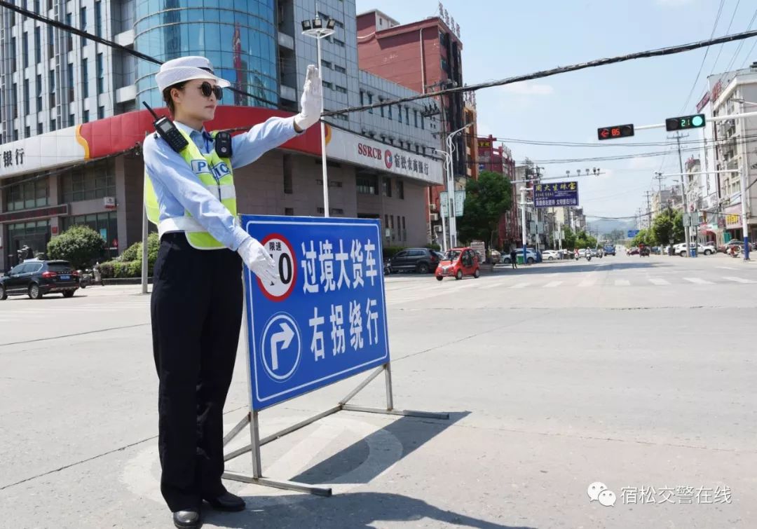 宿松高温下的执勤交警辛苦了