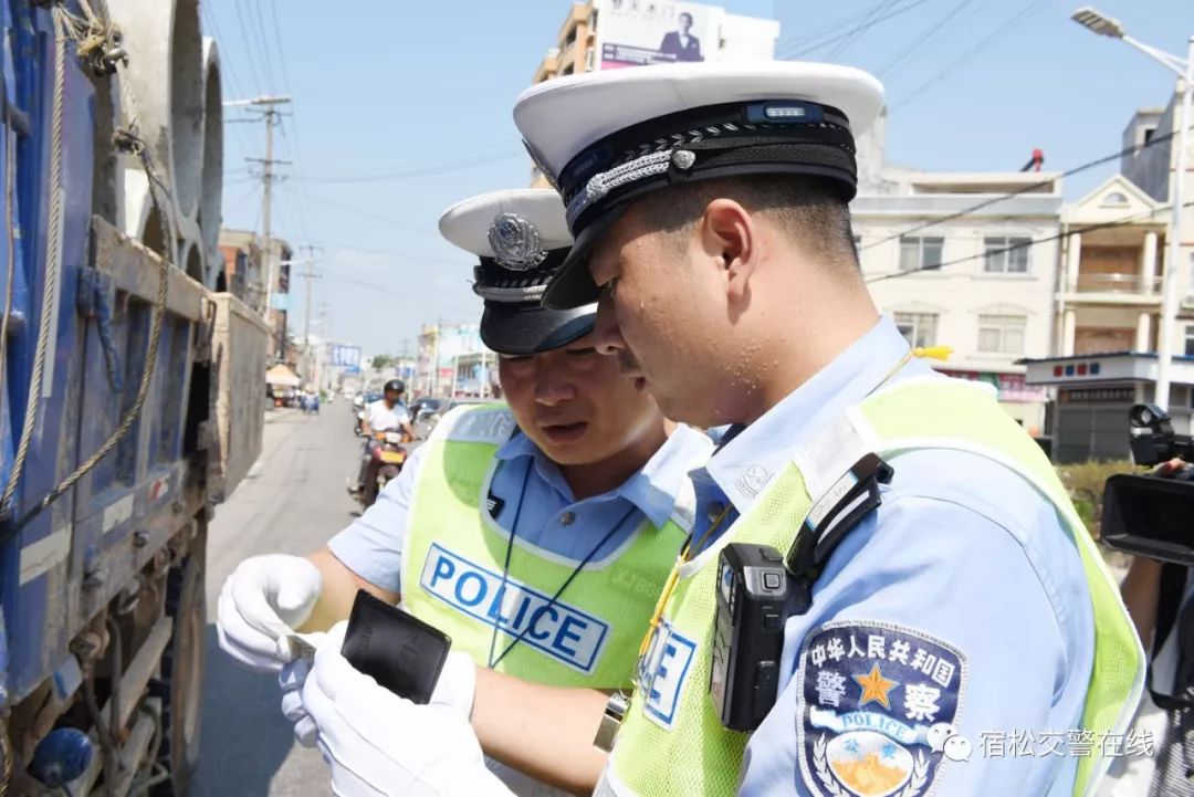 宿松高温下的执勤交警辛苦了