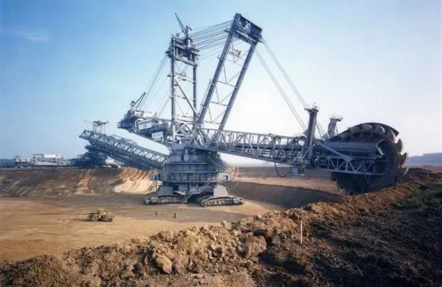 是由德国蒂森克虏伯公司生产的世界上最大的挖掘机!