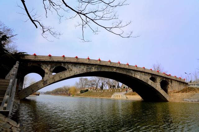 赵州桥位于河北省赵县洨河上,又名安济桥,算是河北比较有代表性的建筑
