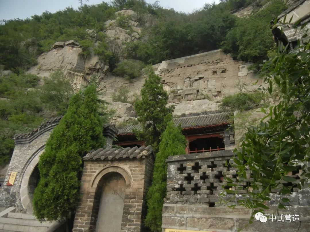 位于邯郸峰峰矿区,坐落在风景绣丽的响堂山(鼓山)之腰,始凿于北齐年间