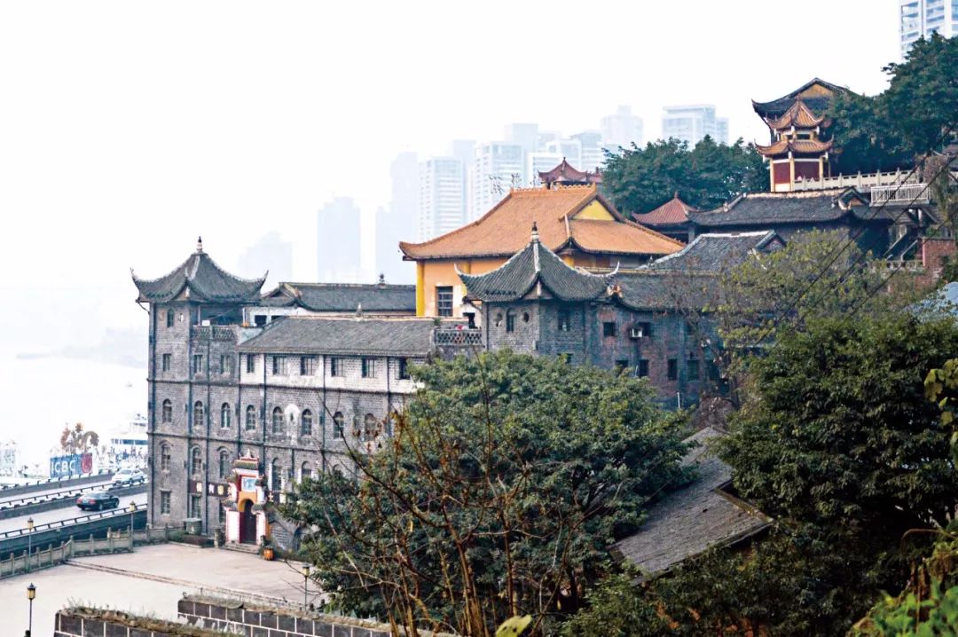 慈云寺位于重庆市南岸区玄坛庙狮子山麓,濒临长江,创建于唐朝,重建于