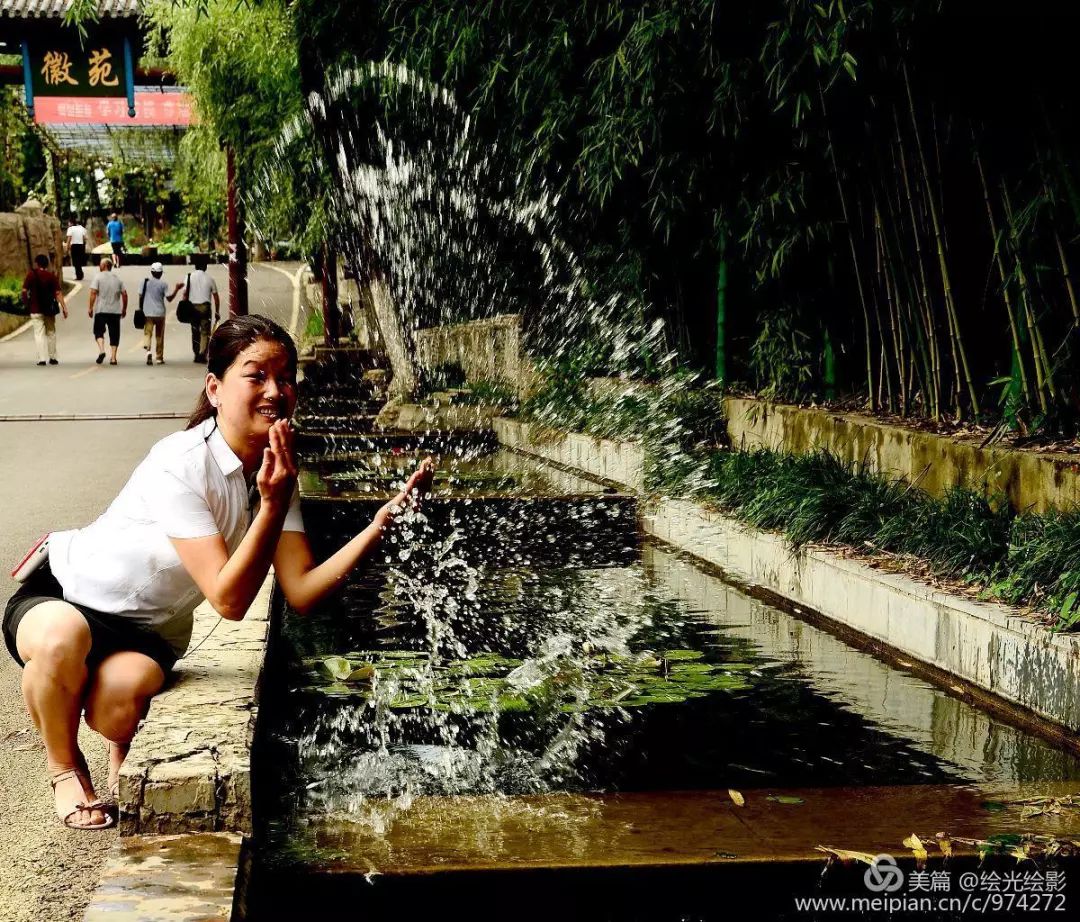 面对清清的水流,虽非溪水,胜似溪水,引得导游美女弯腰戏水.