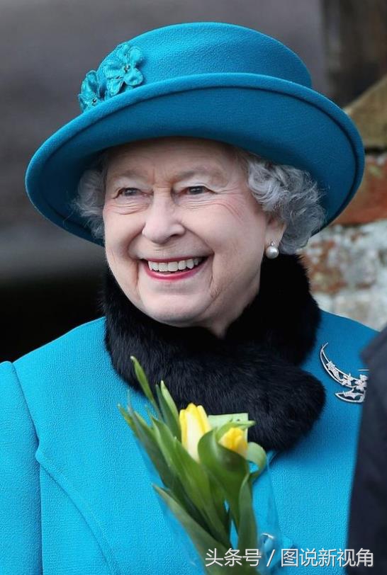 92岁的英国女王爱漂亮,涂大红口红,衣服花哨,一点也不