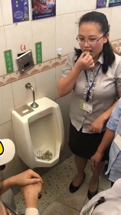[原创]女高管在尿兜炒麻糬,当众放入口中吃, 只为证名厕所干净(图)