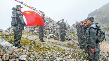 饱受吐槽的雨衣终于改了,解放军新式分体雨衣开始试点