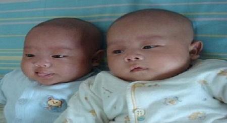 爸爸姓韦, 给双胞胎宝宝起的名字, 办出生证明的人都笑弯了腰 
