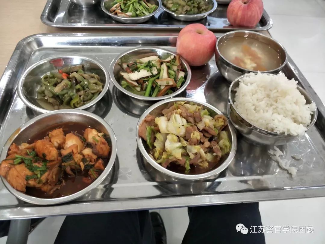 不管各地伙食怎么样,身为人民警察都要珍惜粮食,吃饱了才有力气干活!