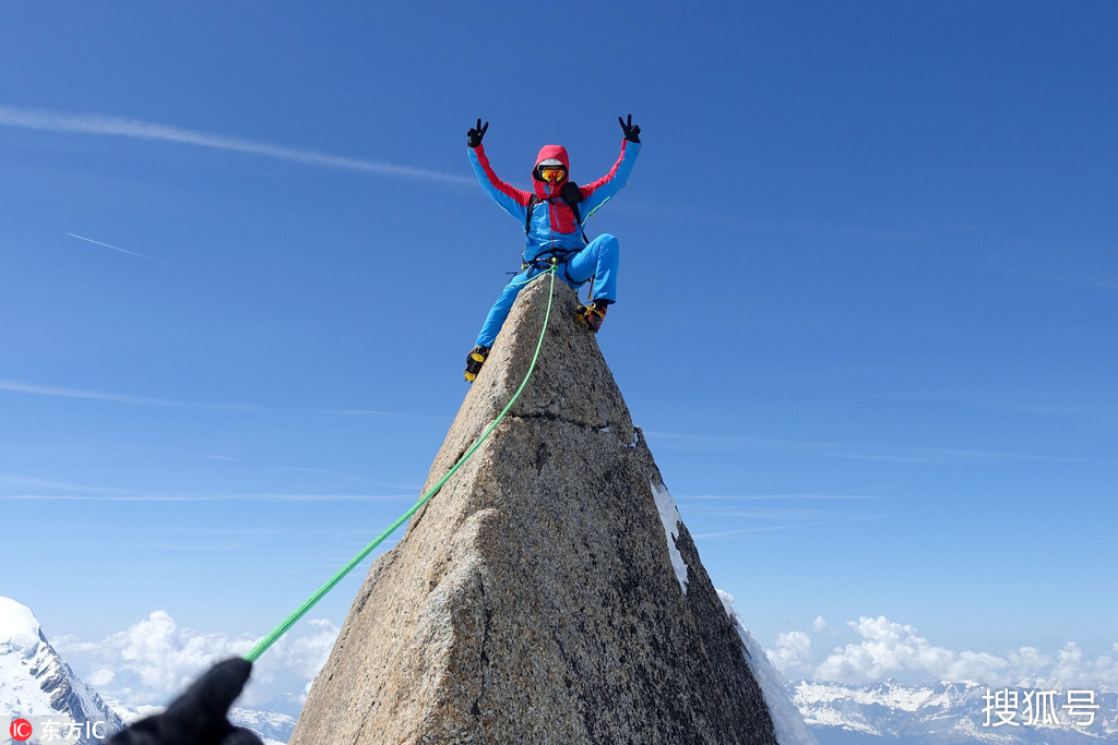 奥地利男子登顶勃朗峰 阿尔卑斯之巅实现人生梦想
