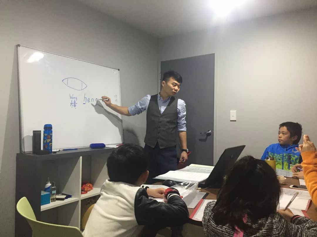 老师为同学们讲解"枣核型"的发音当然,熟练掌握播音主持的专业技能