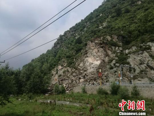 因近期连续遭受强降雨天气,山西五台山景区核心区主干道梵仙山路段