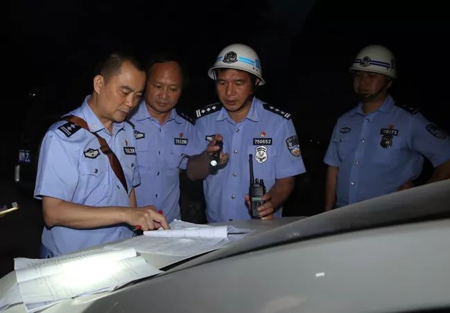环江县公安局迅速行动,组织150余名民警待命.