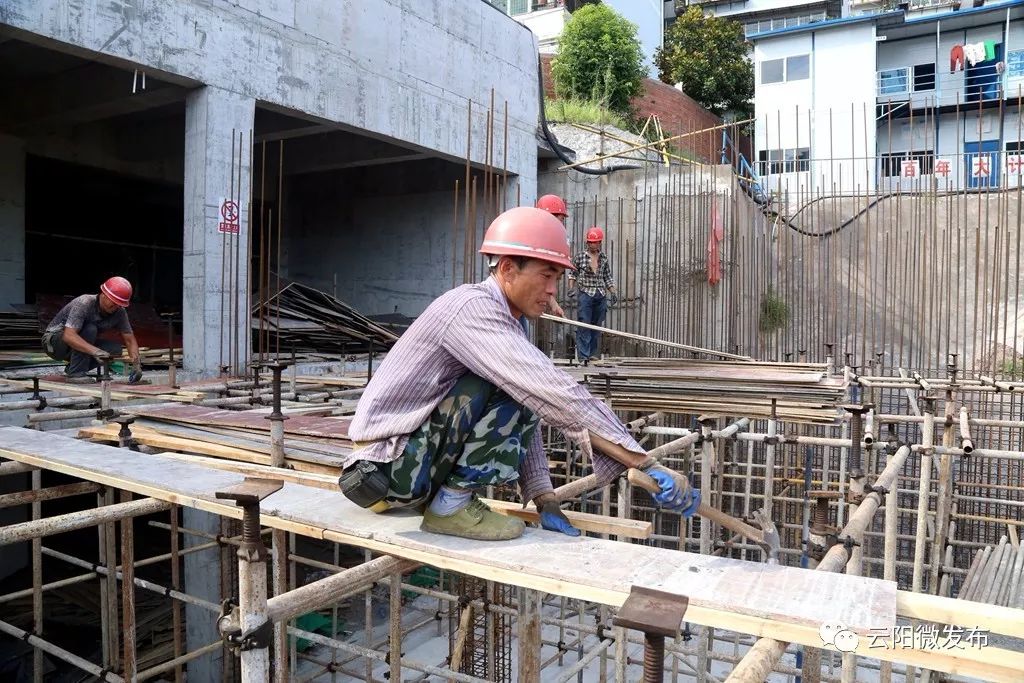 施工人员在搭建木桥