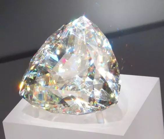 钻石的火彩是什么意思?还有比钻石更闪的宝石