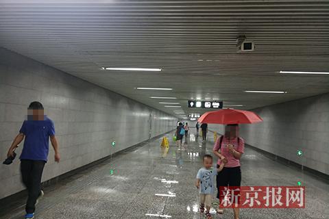 (记者康佳)近日北京多地大雨,有市民反映地铁8号线霍营站的地下通道