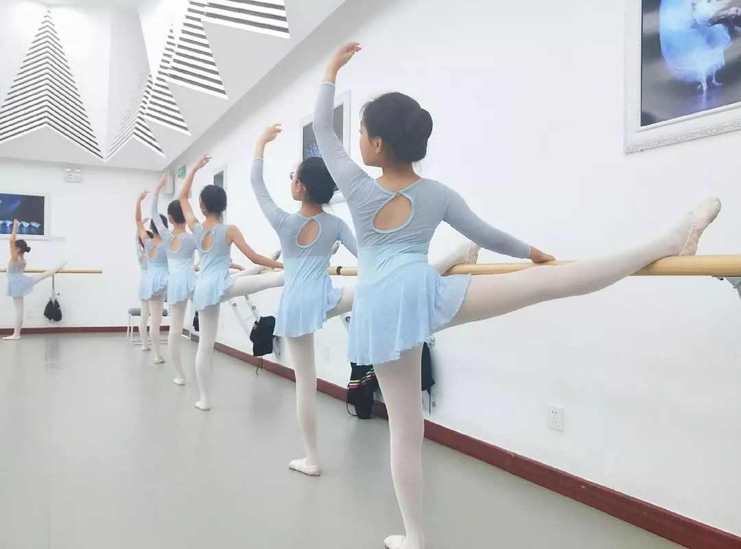 包头大剧院少儿芭蕾舞团2018年中芭专家课优雅起舞!