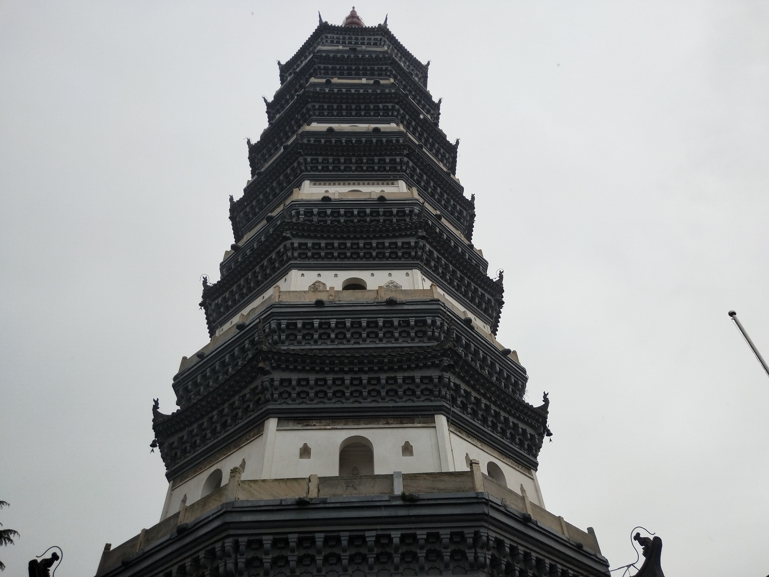 安庆影像—雨中的迎江寺与振风塔