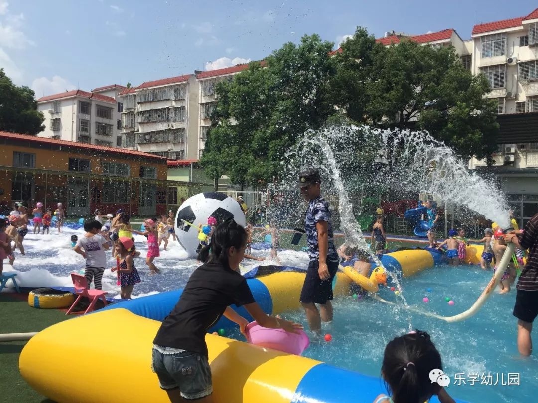 炎热的夏日,也档不住一颗爱玩水的童心.