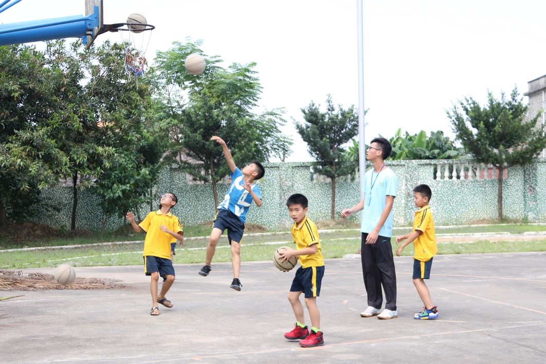 那五位梦想着进入nba的学生是同班的高年级学生,分别是李子勇,冯廷俊