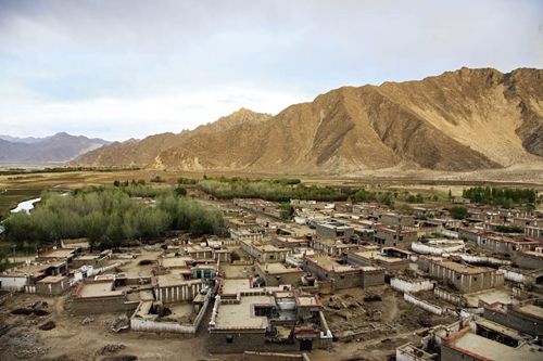 巴藏镇后背山村多少人口_贵州巴平村山村图片(3)