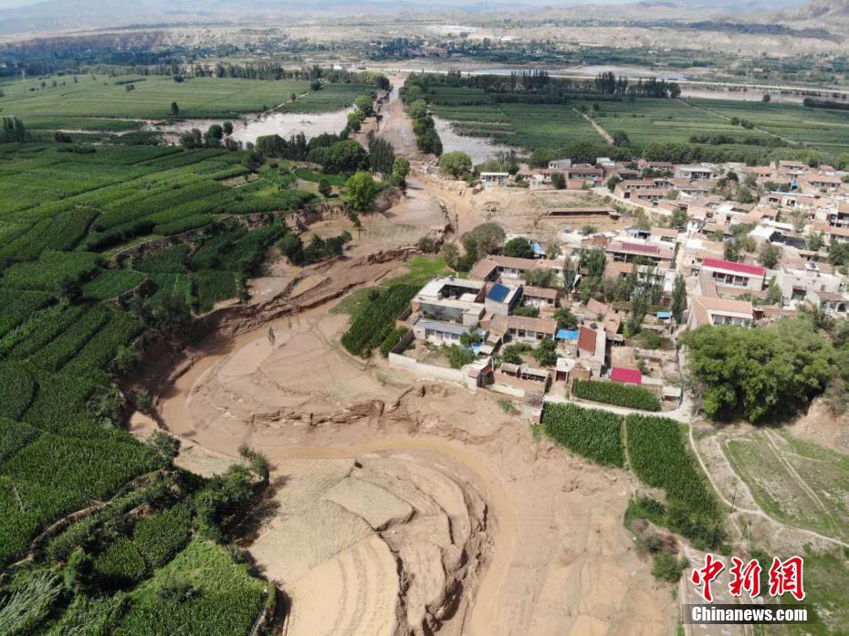 甘肃省东乡族自治县遭暴雨灾害 暴发山洪一片泥泞