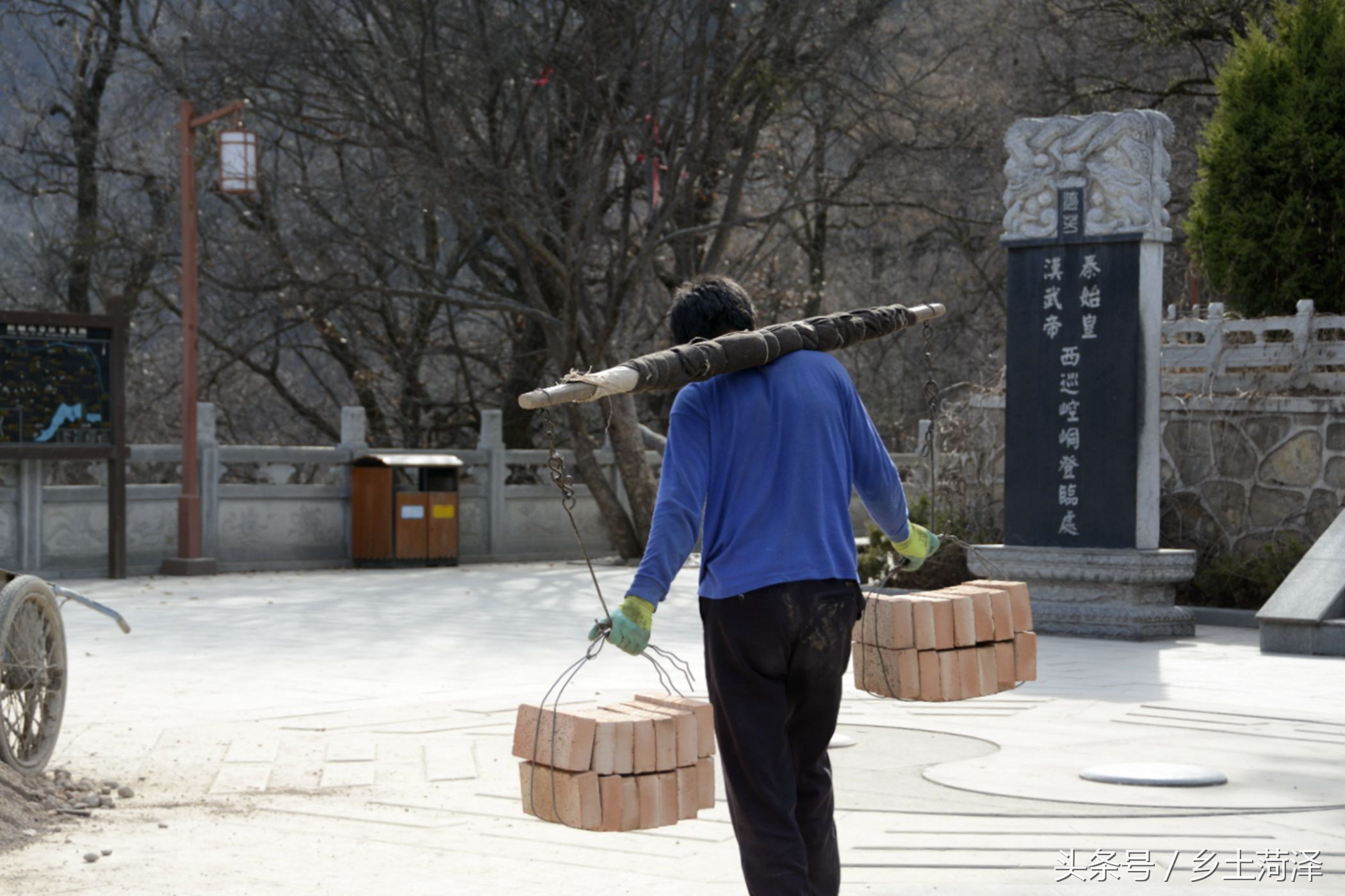 28块砖100多斤重,农民工挑砖上山挣的是辛苦钱