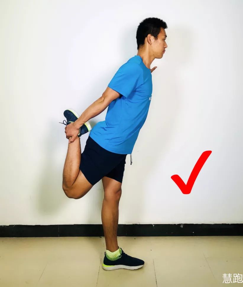 屈膝结合伸髋才能充分有效地拉伸大腿前侧肌肉