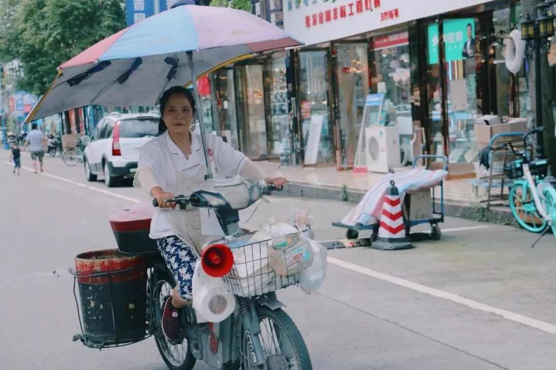 市场里的工人匆忙地打包货物,一切依然有条不紊地进行中.