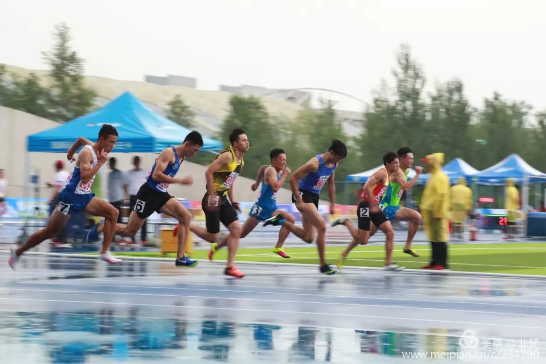 以下是黑龙江八一农垦大学体育场冒雨进行中的比赛场景——