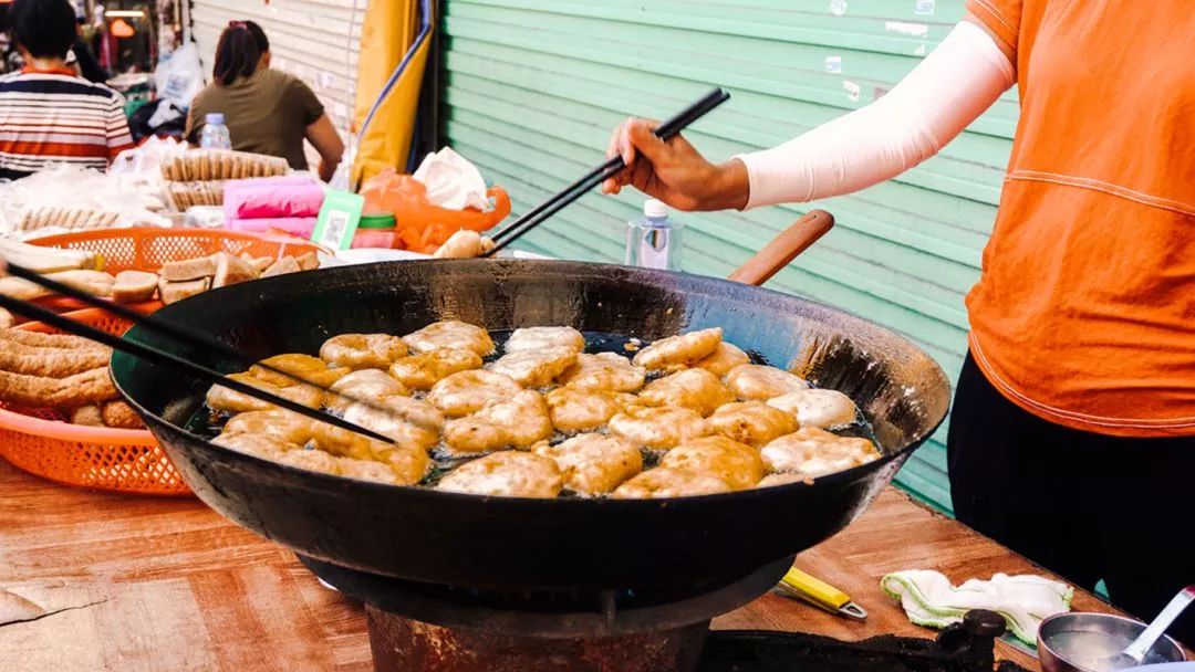 金黄色的炸油粿是不少潮汕人心目中不可替代的小吃.