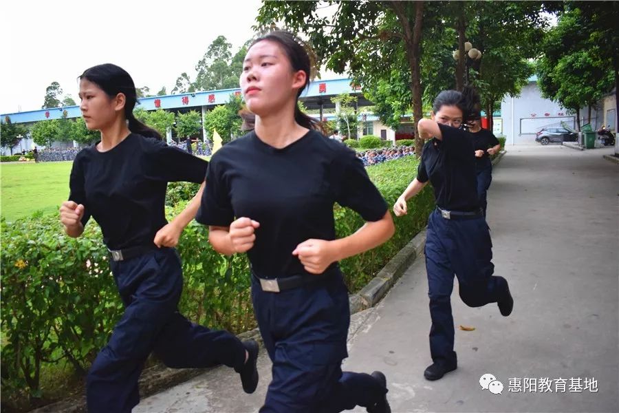 为使参训协警员掌握交通指挥手势动作规范,训练过程中,交警人员手