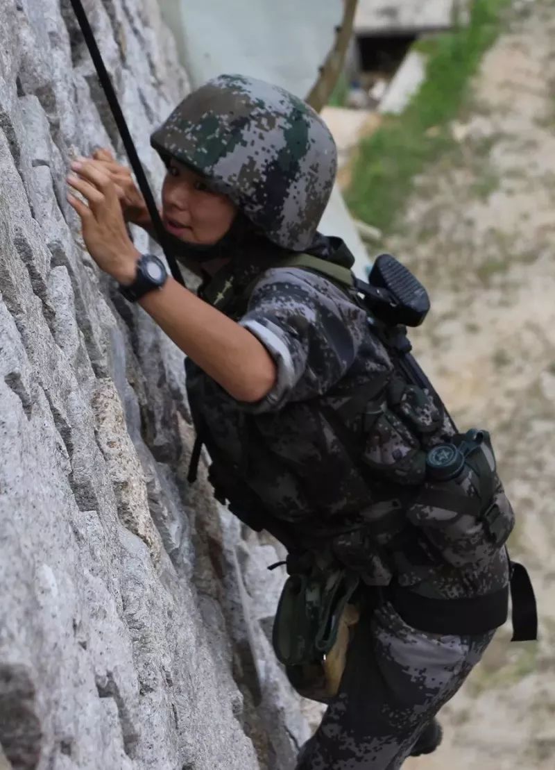 女兵攀岩训练照片