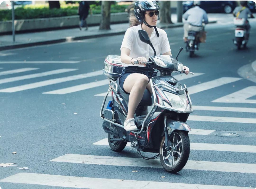 在上海骑电驴的外国人，他们最怕的事情是……丨现在上海